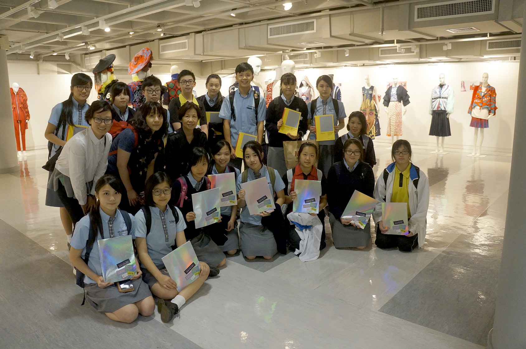 00 fashion exhibition group photo